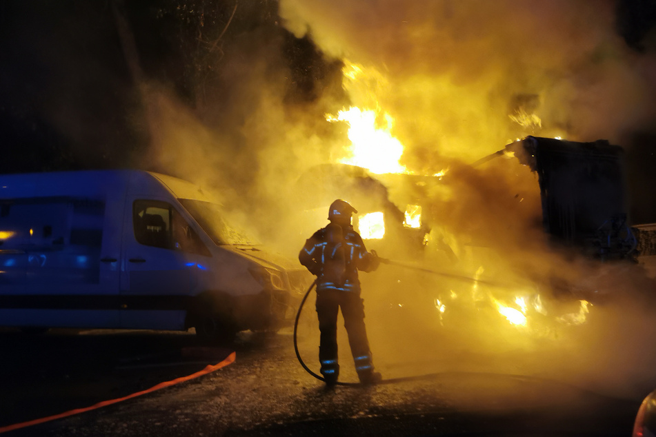 In Gohlis brannte in der Nacht auf Freitag ein Wohnmobil vollständig aus.
