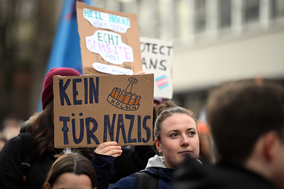 Auch bei den Demonstrationen der vergangenen Wochen gab es schon die Aufforderung nach "Kein Kölsch für Nazis".