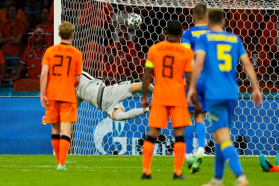 Ein Gedicht von einem Tor! Andrey Yarmolenko (verdeckt, 2.v.r.) schlenzt die Kugel traumhaft zum 1:2 aus ukrainischer Sicht in den linken Winkel. Es war auch für den Ex-BVB-Profi der erste Treffer bei einem großen Turnier.