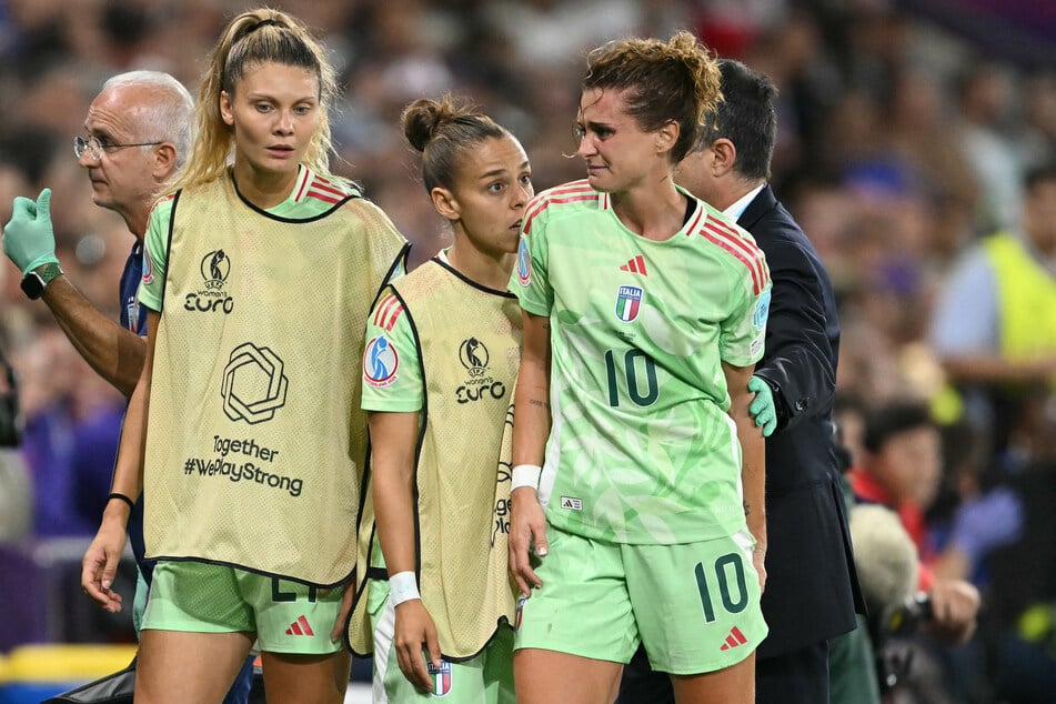 Cristiana Girelli (r.) hat sich im Halbfinale verletzt und musste ausgewechselt werden.