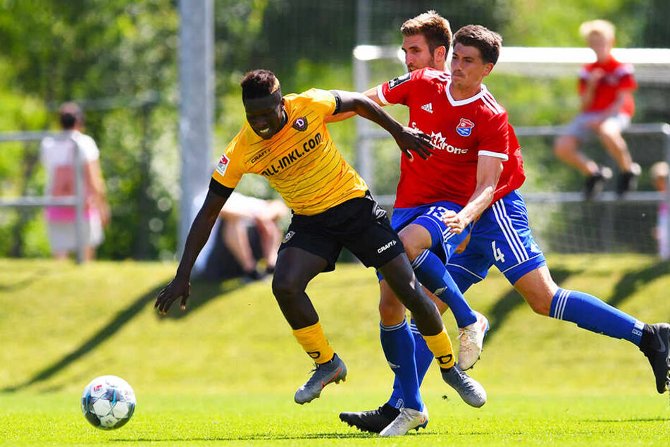 Dynamo-Stürmer Moussa Koné (l.) wird von Hachings Jim-Patrick Müller unsanft gestoppt.