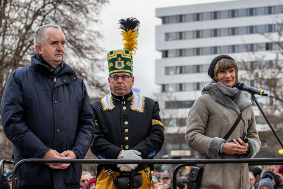 Ihre letzte Bergparade als OB: Barbara Ludwig (57, SPD) spricht zu den Bergleuten im Stadthallenpark, Staatsminister Thomas Schmidt (58, CDU) und Landesverbands-Chef Ray Lätzsch (49, M.) lauschen.