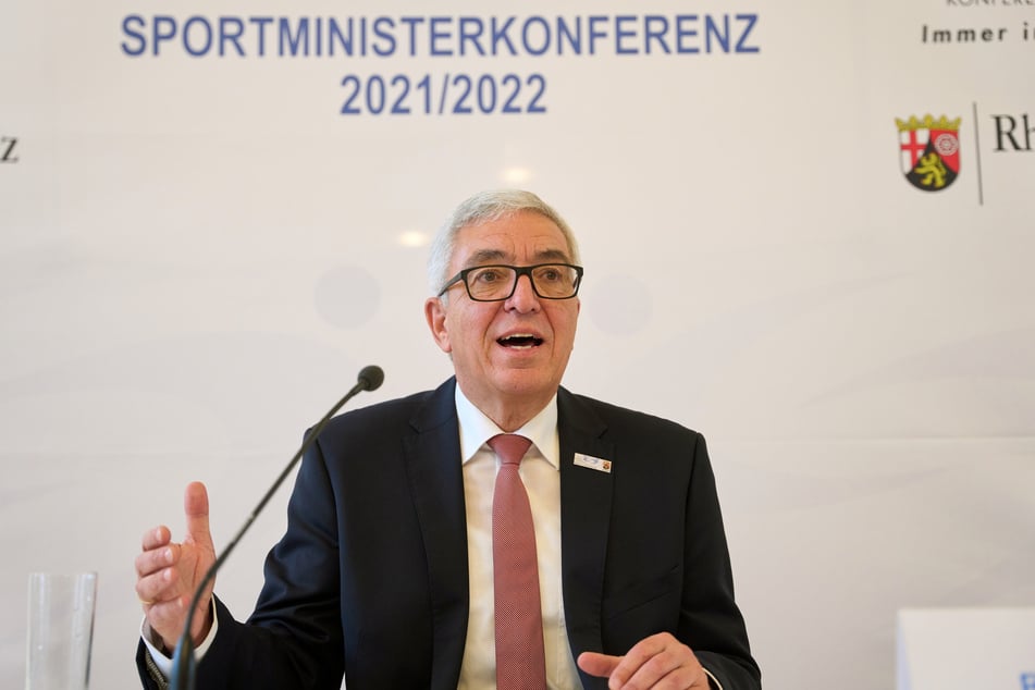 Der rheinland-pfälzische Innenminister Roger Lewentz (SPD) spricht bei der Abschluß-Pressekonferenz der Sportministerkonferenz im Kurfürstlichen Schloß in Koblenz.