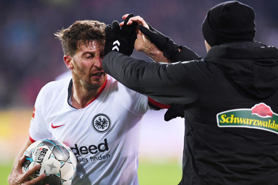 SGE-Kapitän David Abraham (l.) verlor kurzzeitig die Nerven und wurde anschließend von den Freiburgern gejagt.