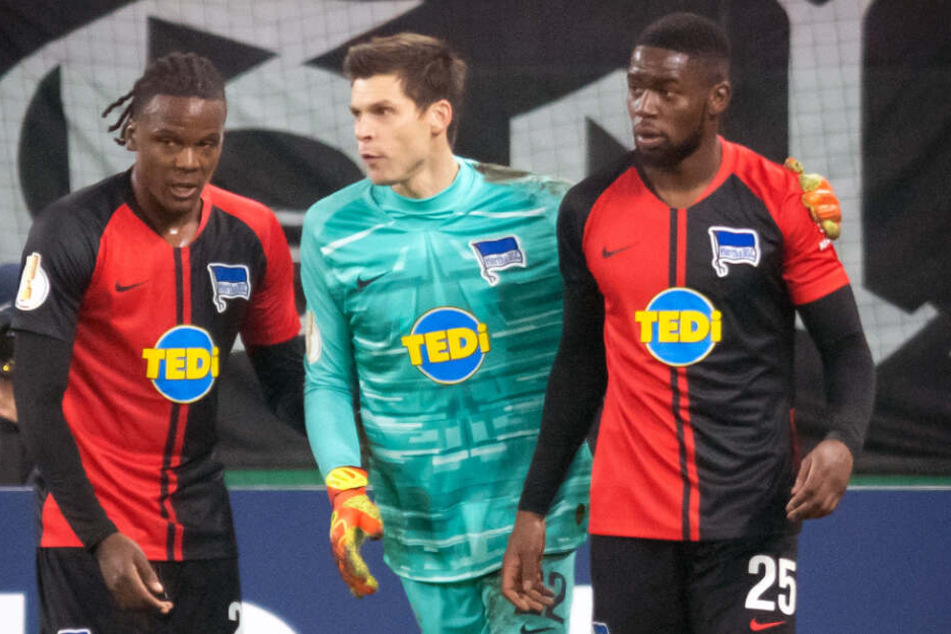 Jordan Torunarigha (re.) wurde von Schalker Fans rassistsich beleidigt. Nun muss S04 zahlen.