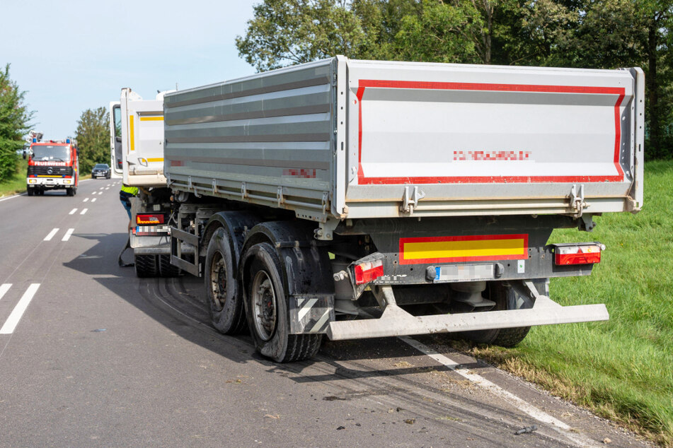 Der Lkw wurde lediglich im hinteren Bereich getroffen, von dem Auto hingegen blieb nur ein Wrack übrig.