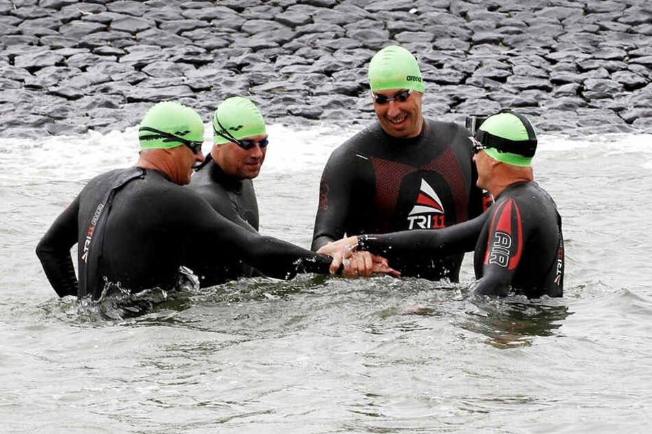 Das Sportler-Team um Stev "Theo" Theloke (39) schwimmt, radelt und läuft 300 Kilometer weit quer durch die Nordsee.