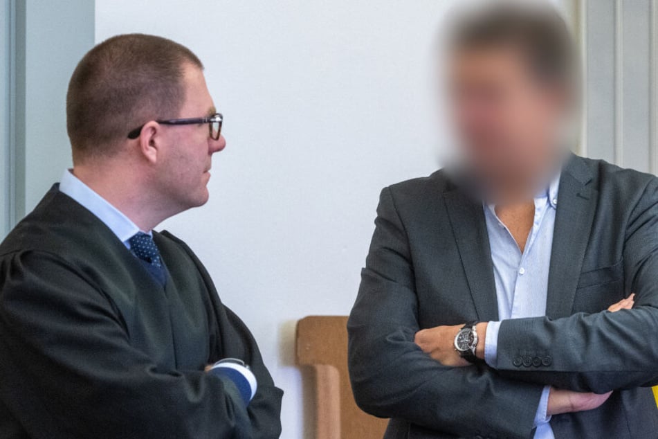 Der frühere Geschäftsführer von "Bayern-Ei" (r.) neben seinem Verteidiger Sebastian Gaßmann. (Archiv)
