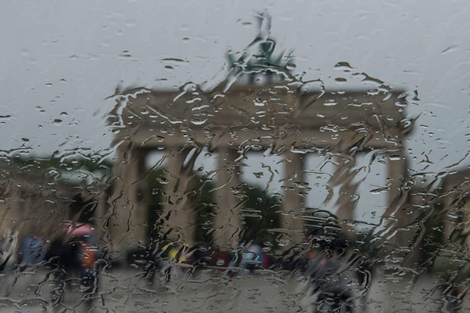 In wenigen Minuten wurde es dunkel über der Hauptstadt und der Regen fiel massiv vom Himmel.