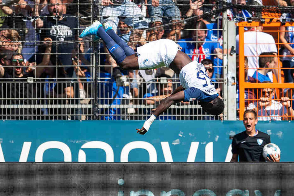 Schöner und verdienter Salto: Silvere Ganvoula jubelt über sein Tor und durfte sich auch über die großartige Bochumer Aufholjagd beim 3:3 gegen den SV Wehen Wiesbaden freuen.