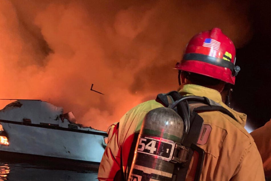 Das Bild zeigt, wie verheerend das Feuer auf der Jacht wütet.
