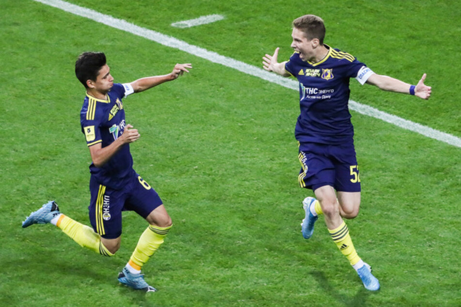 Eigentlich lief es ganz gut an für die Jungspunde vom FK Rostov. Pavel Gorelov (l.) and Roman Romanov (r.) feiern den 1:0-Führungstreffer nach gerade mal einer Minute.