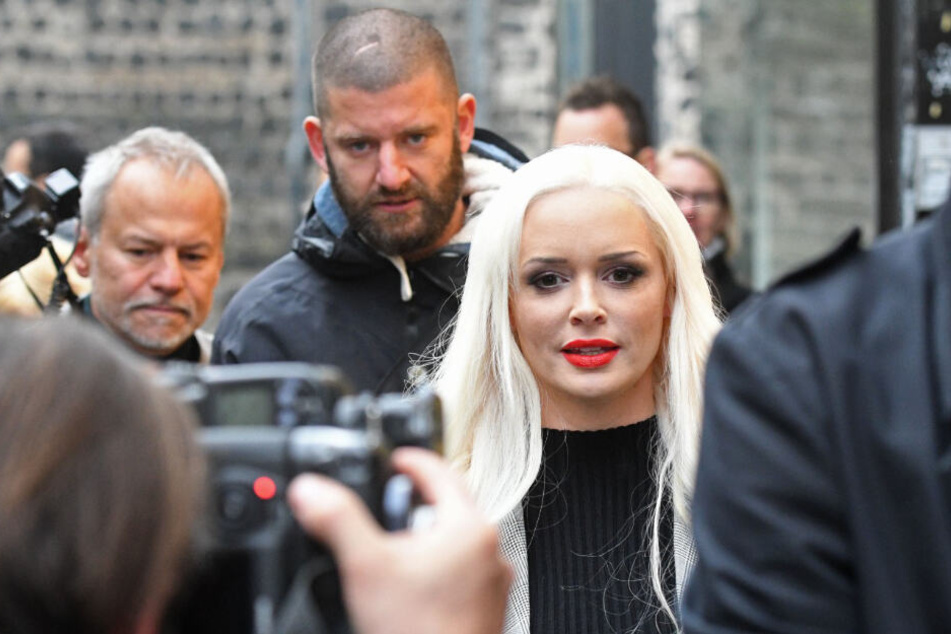 Daniela Katzenberger umringt von Fotografen. (Archivbild)