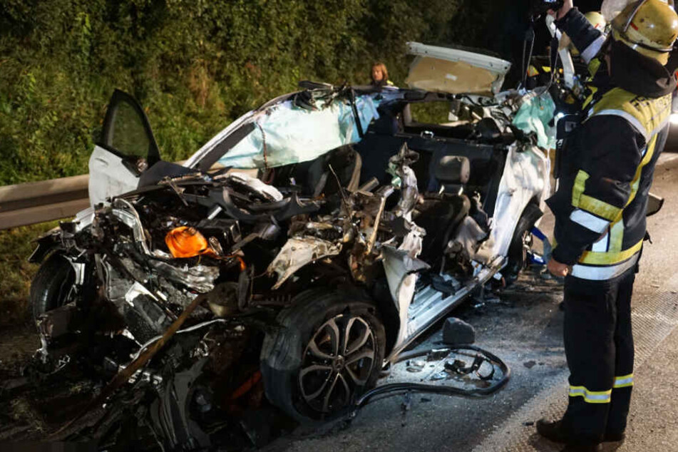 Der Mercedes wurde unter den Lkw geschoben und dabei komplett zerstört.