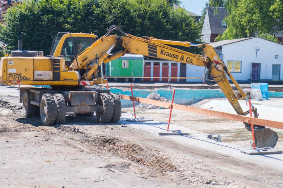Eine ortsansässige Baufirma hat im Neukirchener Sommerbad aus Versehen Teile eines Spielplatzes abgerissen. Fotos: Georg Ulrich DostmannEine ortsansässige Baufirma hat im Neukirchener Sommerbad aus Versehen Teile eines Spielplatzes abgerissen.