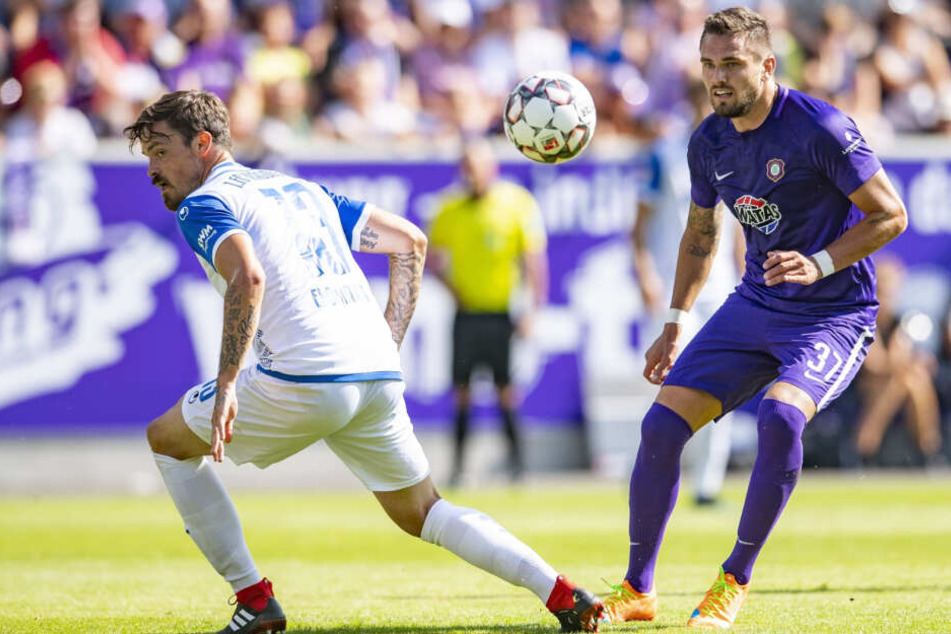 Im Hinspiel endete das Duell zwischen Pascal Testroet (r.) und Dennis Erdmann remis - wie auch die Partie. Es war am 12. August das erste Spiel von "Paco" im Auer Trikot.