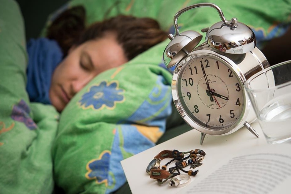 Ab spätestens etwa drei Uhr früh kommen alle Menschen in ein Leistungstief.