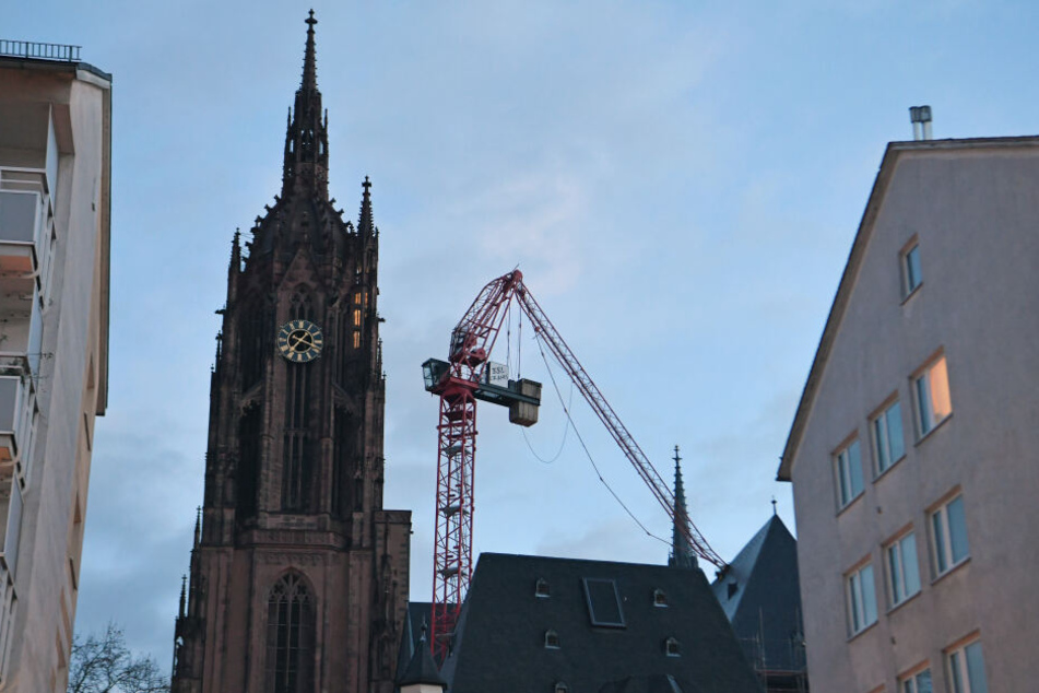 Der Ausleger eines Baukrans wurde von Sturmtief "Sabine" auf das Dach des Frankfurter Doms gerissen.