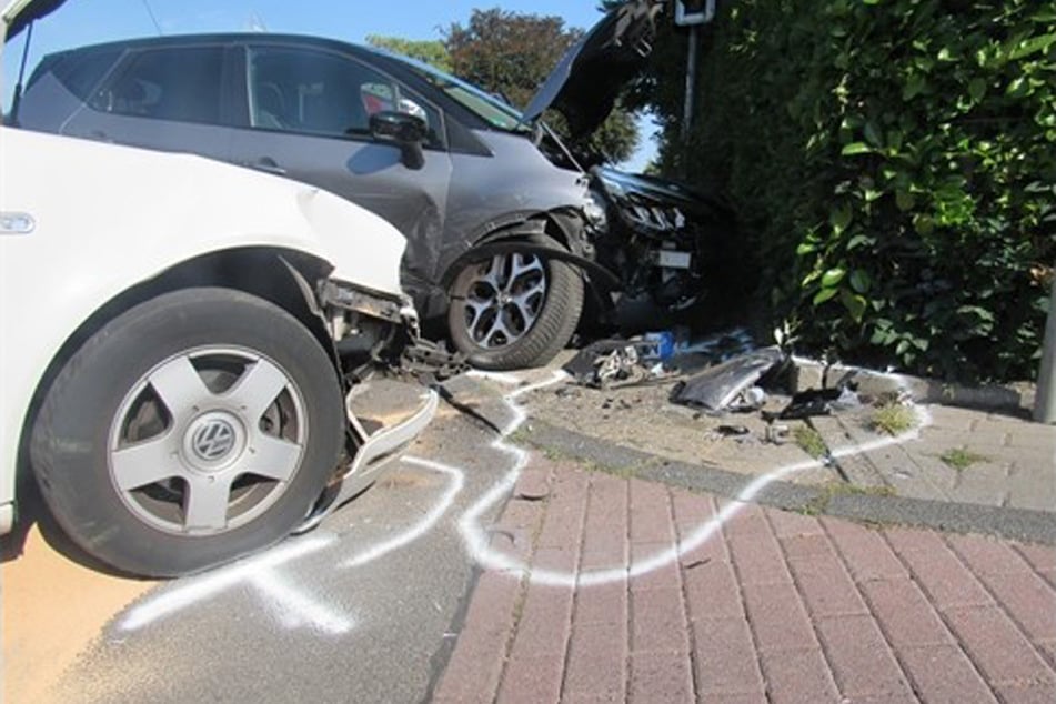 Schwerer Unfall beim Abbiegen: Rentnerin rammt Autofahrerin frontal