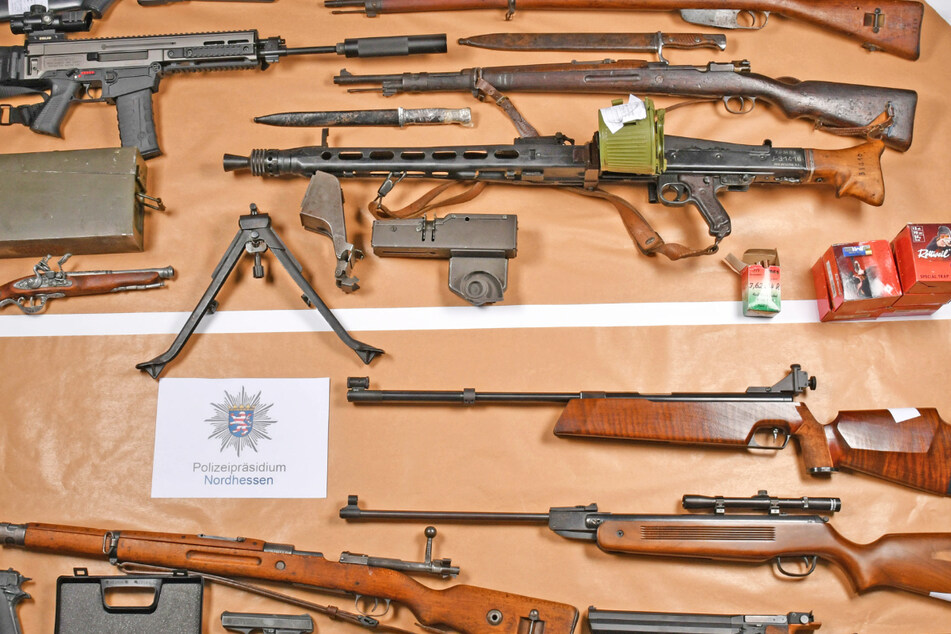 Dieses Foto der Polizei zeigt einige der gefunden Waffen, die bei Durchsuchungen im nordhessischen Schwalm-Eder-Kreis sichergestellt wurden.