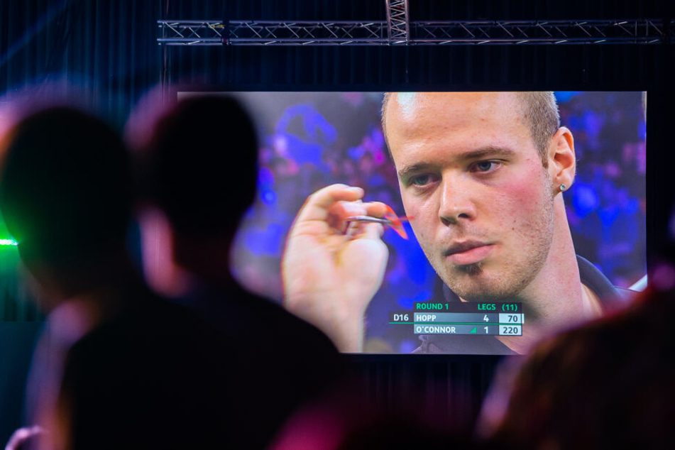 Der deutsche Dartsprofi Max Hopp ist während der European Darts Championship (EDC) auf einer Leinwand abgebildet.