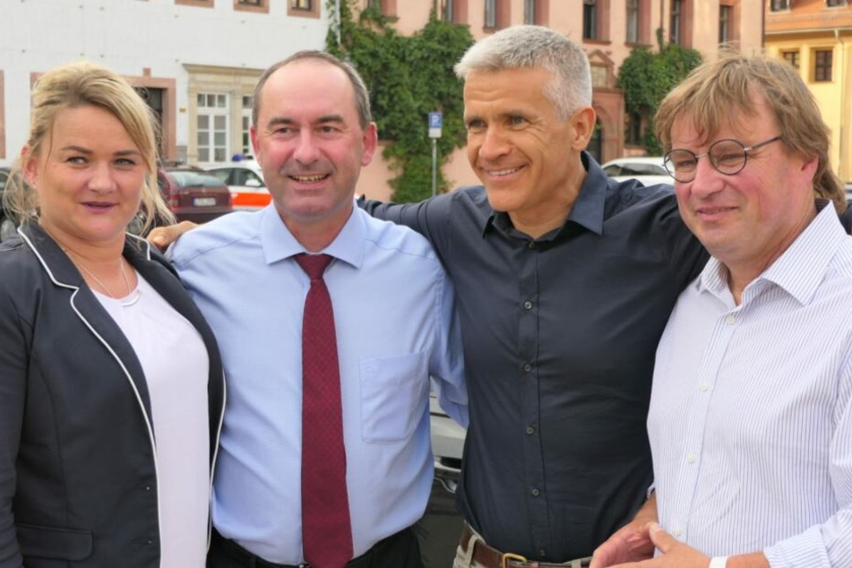 Hubert Aiwanger (2.v.l.) hat am Montag Grimma besucht.