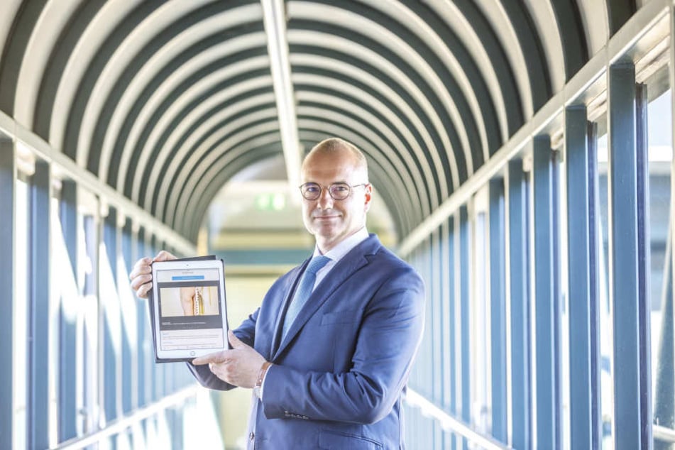 Kindesmissbrauch besser erkennen: Der Präsident der sächsischen Landesärztekammer, Erik Bodendieck (51), zeigt die neue App fürs Smartphone, Tablet und Computer.