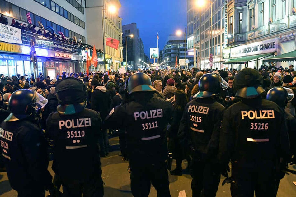 Polizisten blockieren bei einer Demo - einem "Frauenmarsch" aus dem AfD-Umfeld - Gegendemonstranten am Checkpoint Charlie.