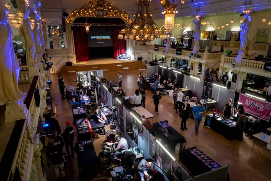 Die “Tattoo-Expo“ findet im Ballhaus “Neue Welt“ statt.