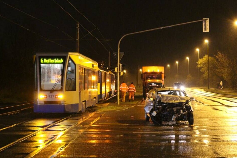 Auf der Permoserstraße in Leipzig kollidierte Dienstagabend ein Auto mit einer Straßenbahn.