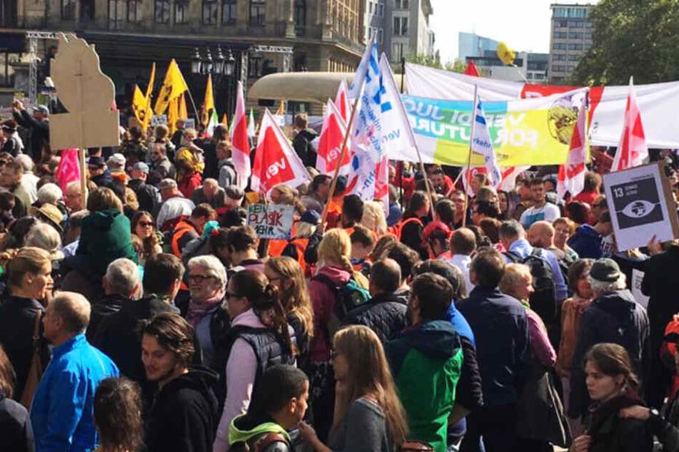 Tausende versammelten sich zum Protest auf dem Frankfurter Opernplatz.