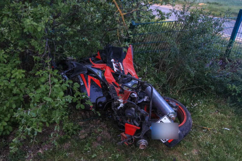 Das Motorrad krachte durch einen Zaun und kam in einem Garten zum liegen.