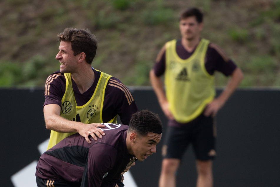 Jamal Musiala (vorne) und Thomas Müller (l.) kennen sich gut durch ihr Zusammenspiel beim FC Bayern.