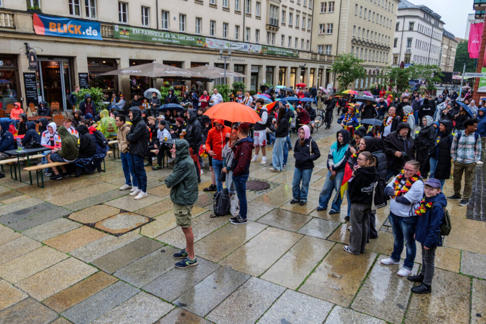 Auch im Regen: EM-Fans trafen sich dennoch zum Rudelgucken auf der Inneren Klosterstraße.