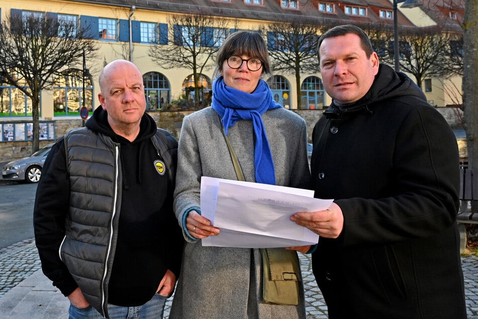 Torsten Pötschk (54, FDP), Tanja Fischer (58) und Stadtbezirksbeirat René Strietzel (47, CDU) sind aufgebracht.