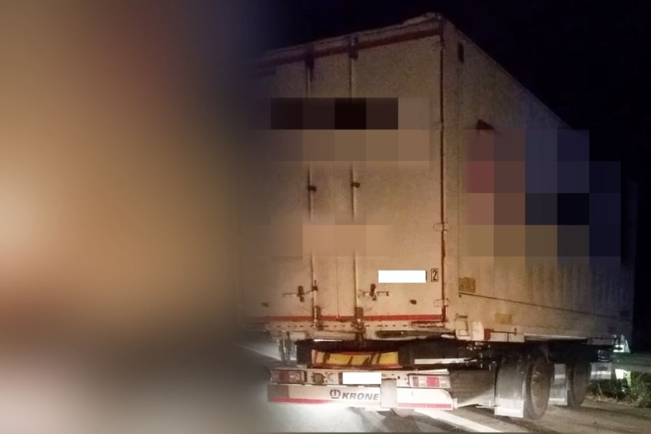 Der Fahrer des 18-Tonners setzte seine Tour trotz des verlorenen Anhängers fort.