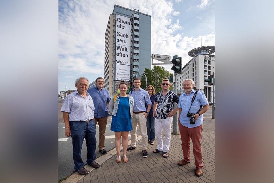 Die Initiatoren des Großplakates: Prof. Josef Krems (65, v.l.), Gerhard Dohrn-van Rossum (72), Maria Kreußlein (32), Michael Meinig (32), Dr. Marion Gees, René König (46), Prof. Werner Holly (72).
