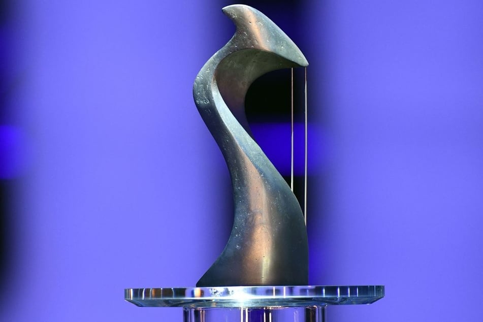 Dem Sieger von "Dein Song" winkt nicht nur ein Pokal, sondern auch eine Talentförderung in Höhe von 5000 Euro.