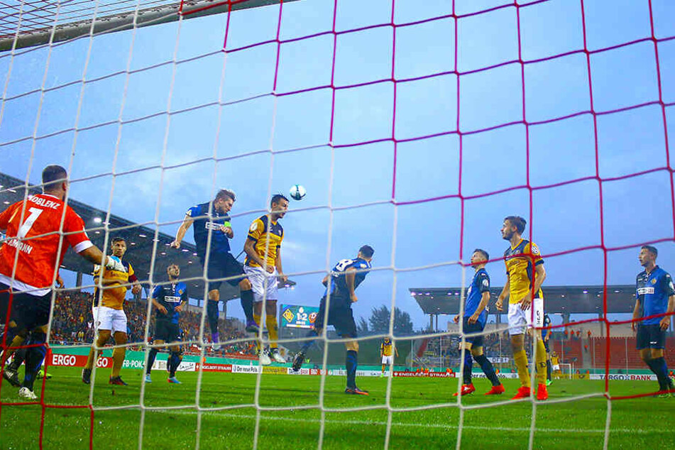 Florian Ballas im Kopfballduell mit André Marx. Vor zwei Jahren spielte Dynamo in der 1. Runde des DFB-Pokals in Zwickau gegen das "Heimteam" aus Koblenz. Die SGD gewann knapp mit 3:2.