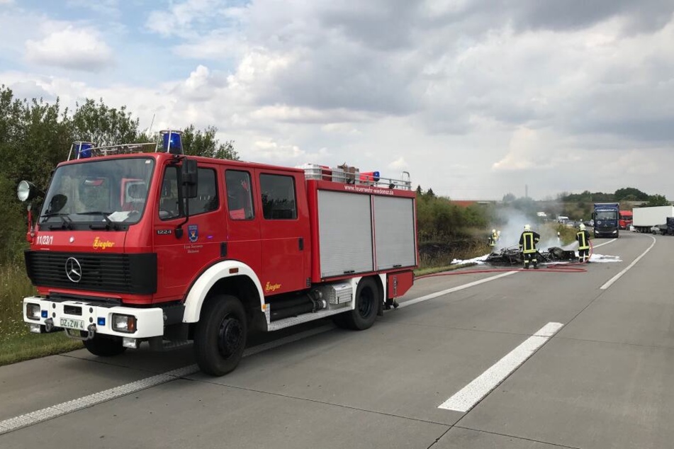 Die Kameraden der Feuerwehr wurden zum Brand eines Wohnwagenanhängers auf der A9 alarmiert.