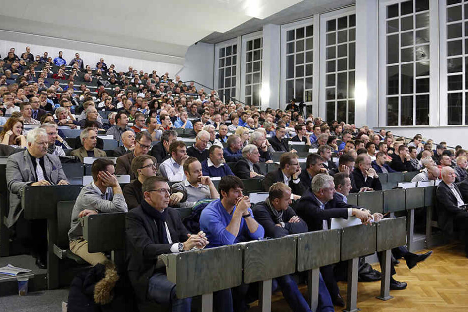 300 bis 400 CFC-Fans kommen im Schnitt zu den Mitgliederversammlungen ihres
Vereins.