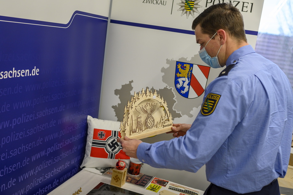 Nazi-Artikel bei einem Händler in Zwickau beschlagnahmt: Polizeisprecher Jean-Paul Lüdtke (36) präsentierte die Fundstücke.