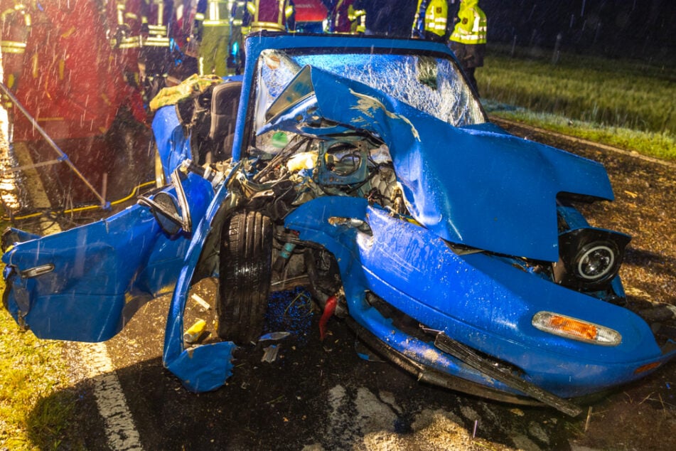 Der Fahrer (19) des Mazda MX-5 wurde schwer verletzt.