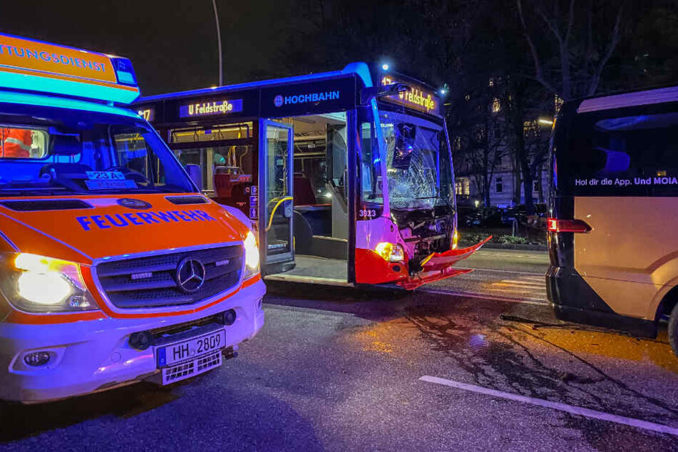 Der Linienbus wurde durch den Unfall im Frontbereich schwer beschädigt.