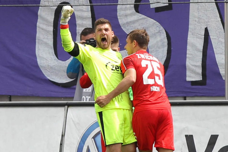 Torhüter Johannes Brinkies (l.) war neben Ex-Dresdner Robert Koch Matchwinner beim Sieg gegen den VfL Osnabrück.