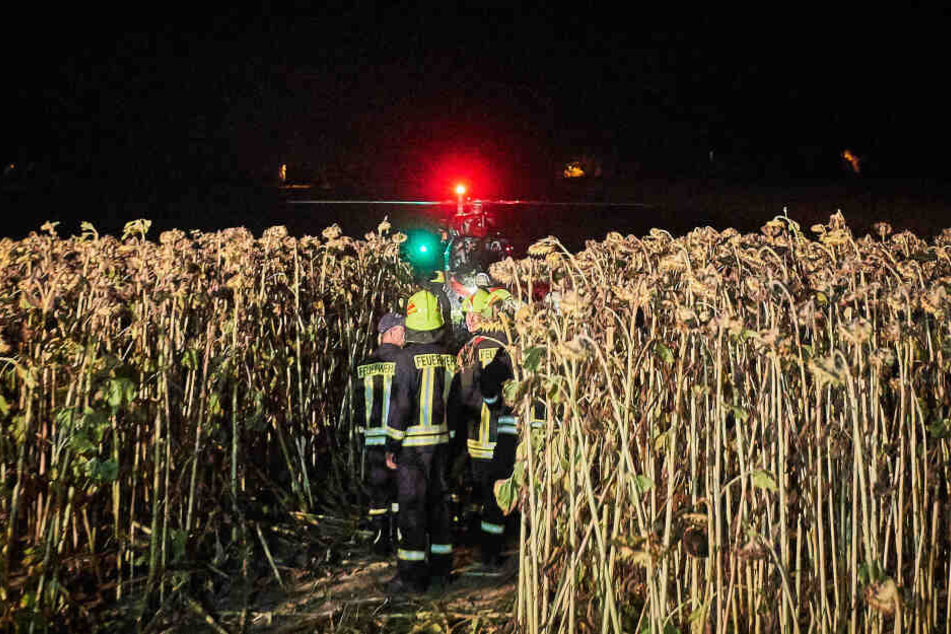 Der Rettungshubschrauber aus Bautzen "Christoph 62" landete oberhalb der Unfallstelle auf einem Feld.
