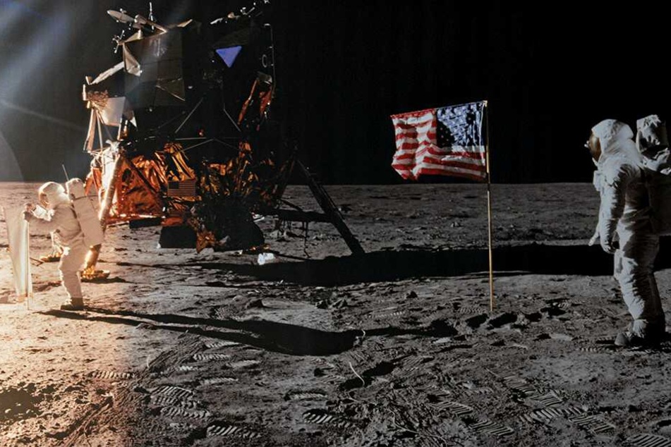 Diese originalen NASA-Fotos von der ersten Mondlandung vor fünfzig Jahren verleihen der Ausstellung einen Hauch von echtem Abenteuer.