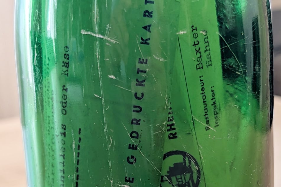 Jahrzehntelang lag die Flasche mit dem Wunsch nach Brieffreunden in der Erde.