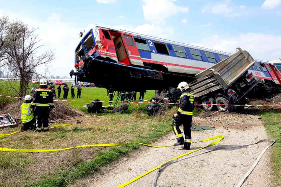 Unter den Schwerverletzten befinden sich der Lkw-Fahrer und der Lokführer.