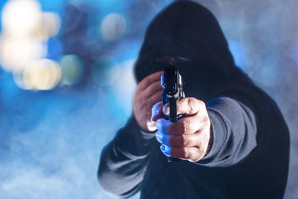 Mit einer Pistole drohte der Täter der Angestellten. (Symbolbild)